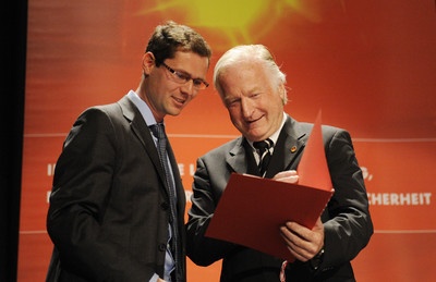 Eröffnungsveranstaltung: Hans-Jochen Blätte vom vfdb (rechts) überreicht den...