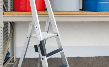 Günzburger entwickelt rutschhemmende Trittauflage clip-step für Stufenleitern