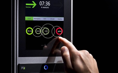 Zeit und Zutritt intuitiv: das farbige Touchterminal INTUS 5600