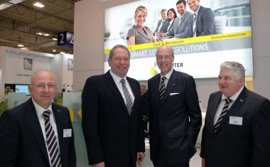 Polizeipräsident Frank Richter besucht Kötter auf der security