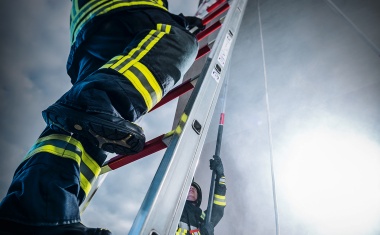 Günzburger Steigtechnik: Starker Partner von Feuerwehren und Hilfsorganisationen