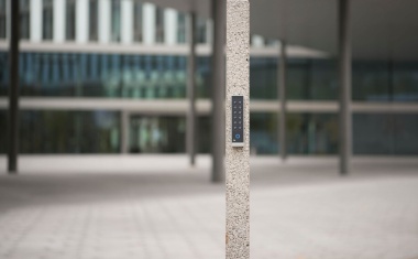 PCS zeigt physische Sicherheitslösungen für Smart Buildings