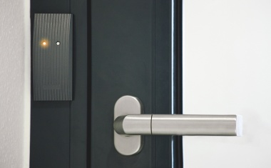 Neuer Blue-Compact-Wandleser von Winkhaus öffnet Türen und Tore