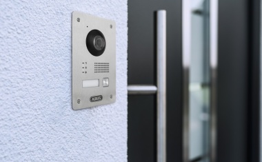 Abus: Türstation plus Profi-Überwachungskameras