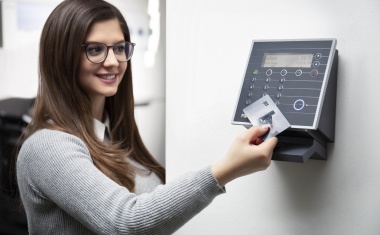 PCS: Hygienische Zeiterfassung und Zutrittssteuerung