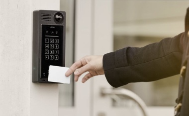 Axis: Zutrittskontrolle in Bildungseinrichtungen