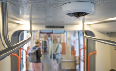 Axis: Dome-Kamera mit Panoramablick für Einsatz im ÖPV