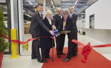 Sick weiht neue Produktionshalle ein