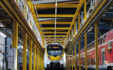 DB Regio setzt bei der Wartung ihrer Züge auf maßgefertigten Dacharbeitsstand der Günzburger Steigtechnik