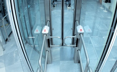 Flughafensicherheit mit Lichtgittern von Sick