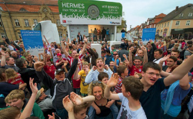 Hermes Fantour mit Meisterschale der Fußball-Bundesliga