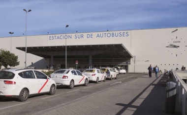 Axis-Kameras mit Gesichtserkennung analysieren Passagiere am Madrider Busbahnhof Süd