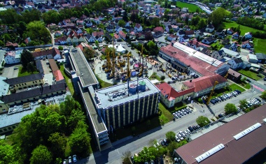 Mehrere Terminalgenerationen im Einsatz: Zeiterfassung und Zutrittskontrolle bei Bauer in Schrobenhausen