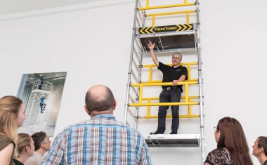 Ein Gerüst fährt durch Deutschland