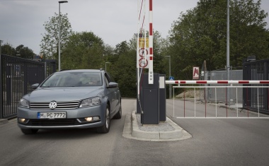 PCS: Weitbereichsleser für Schranken, Rolltore oder Garagenzufahrten