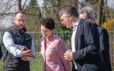 Justizministerin Marion Gentges zu Gast bei Securiton