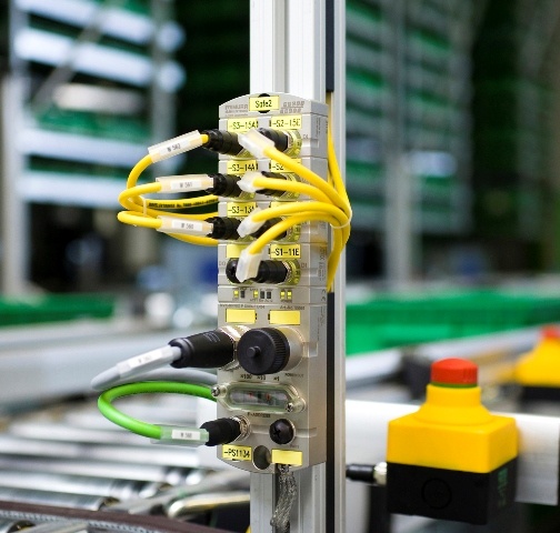 MVK Metall Safety: Sichere Ein- und Ausgänge, verpackt in einem robusten...