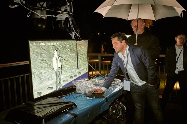 Die Darkfighter-Technologie ermöglicht die Identifizierung von Personen unter...