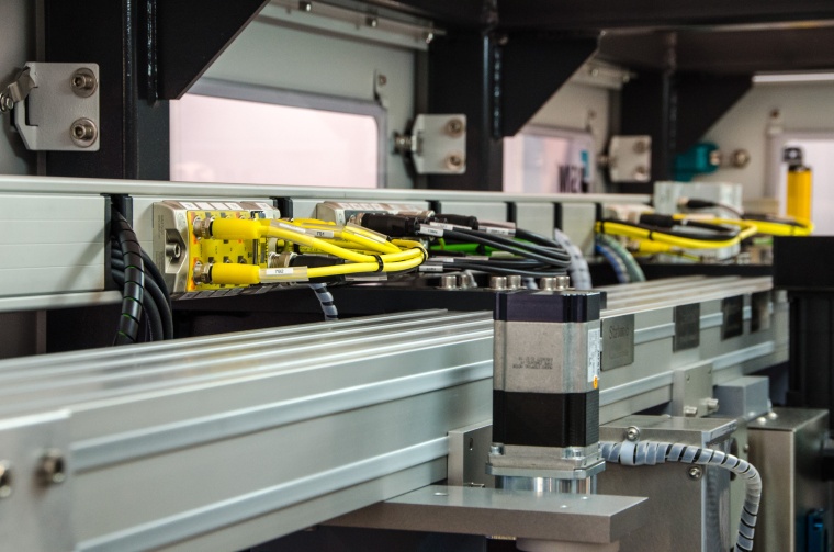 IO-Link-Master, Sensor-Hubs und sichere E/A-Module (gelb) von Balluff stehen...