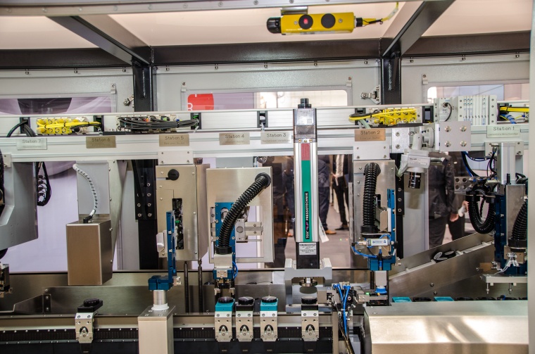 IO-Link-Safety-Hubs und Safety-Komponenten (gelb) von Balluff sorgen bei den...