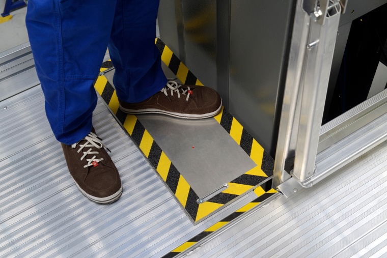 Neben elektrisch ausfahrbaren Schubladen sorgen manuell ausfahrbare Trittbleche...