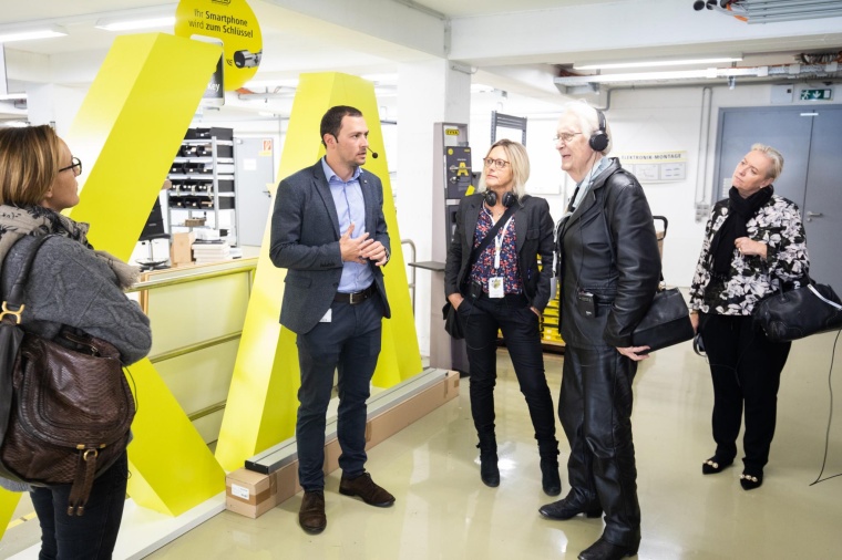 Besucher bei einer Führung durch die Evva Fabrikhallen (Foto: Evva/Anna...