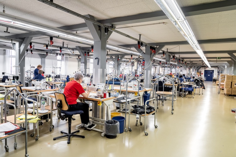 In der Näherei von Kübler läuft die Produktion von Mund-Nasen-Masken auf...