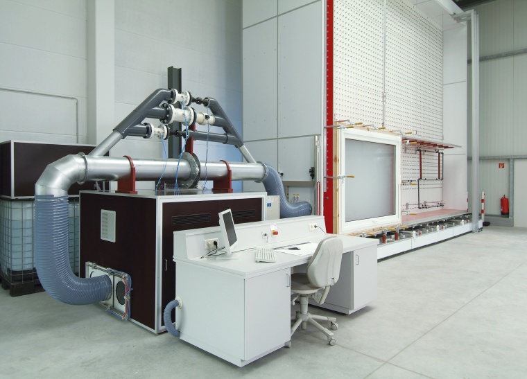 Prüfung von Fenstern, Türen und Fassaden (Bild: Gütegemeinschaft Schlösser...