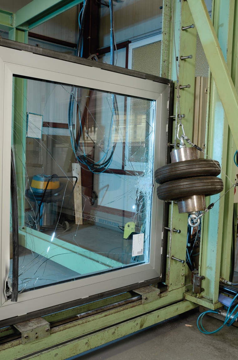 Prüfung der Einbruchhemmung (Bild: Gütegemeinschaft Schlösser und Beschläge)