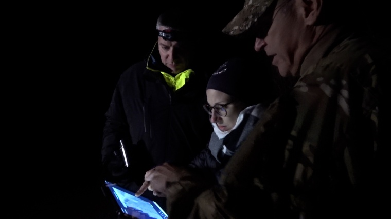 V. r.: Markus Piendl, Angela Bschorr und Hannes Dopler bei der Vorbereitung. ©...