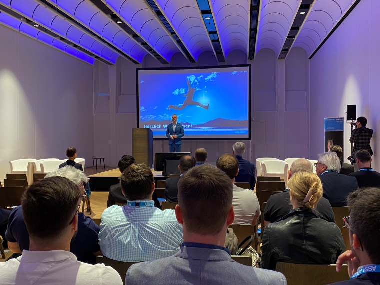 Assa Abloy Opening Solutions Day: Geschäftsführer Thomas Zhanel eröffnet die...