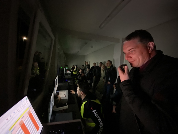 Bis in die Nächte hinein wurde gestestet: Markus Piendl gibt Kommandos. Foto:...