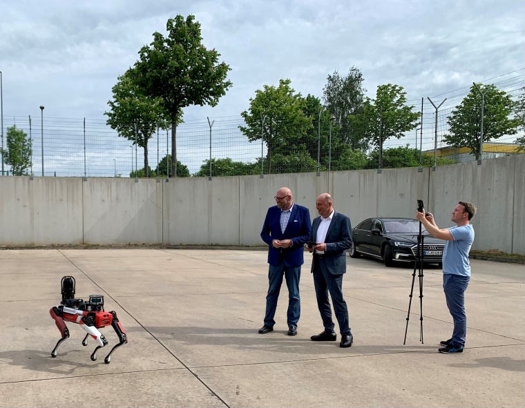 Wirtschafts- und Wissenschaftsminister Tiefensee (M.) testet den Spot-Roboter...