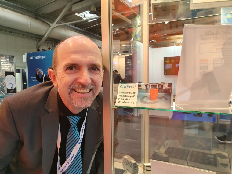 Rüdiger Kügler präsentiert die Technologie CodeMeter von Wibu-Systems.