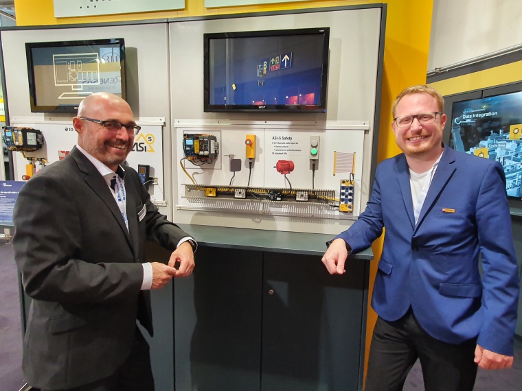Thomas Rönitzsch (l.) demonstriert das neue ASi 5 Safety Eingangsmodul von...