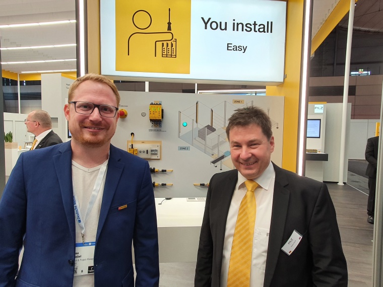 Martin Kurth von Pilz posiert vor dem modularen Sicherheitsrelais myPnoz.