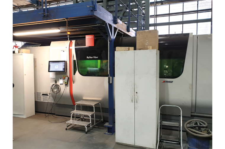 Laserschneidmaschine mit neuem Maschinentritt © Hymer