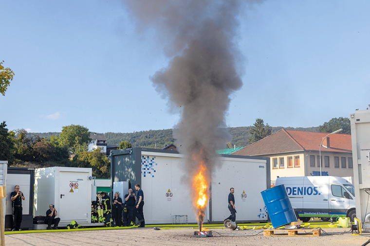 Brandversuch mit Lithium-Ionen Batteriemodul zeigt den Effekt des Thermal...