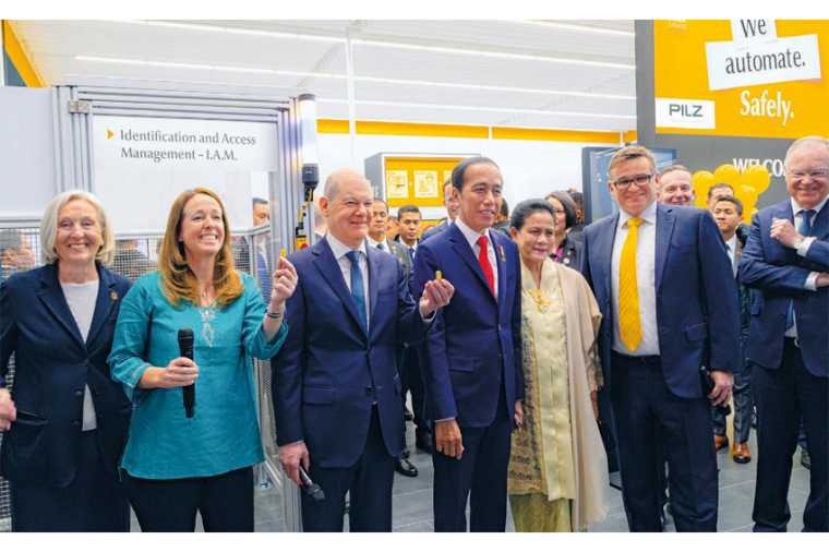 Politische Prominenz zum 75. Geburtstag auf dem Messestand von Pilz (von links...