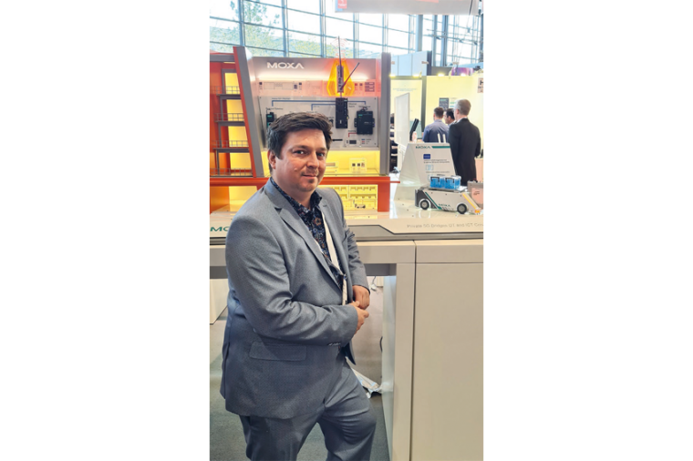 Philipp Jauch, Business Development Manager Moxa Europe, vor den 5G Lösungen...