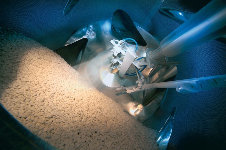 Tabletten werden mit einem Film überzogen, der von feinen Düsen versprüht...