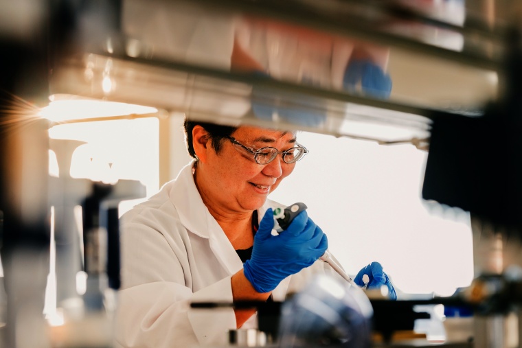 Mitarbeiterin in einem Forschungslabor in St. Louis, MO, USA. © Merck