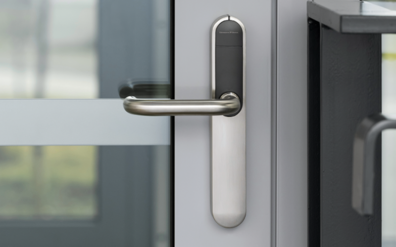 Mit einer Vielzahl von Panikverschlüssen nach EN 1125 kompatibel (Variante A4)