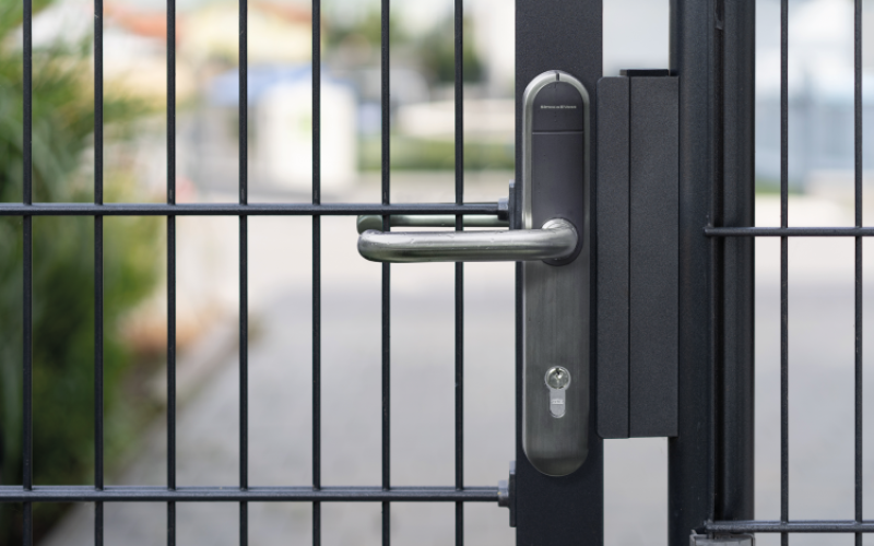 Auch für freistehende Außentüren wie Zauntüren geeignet