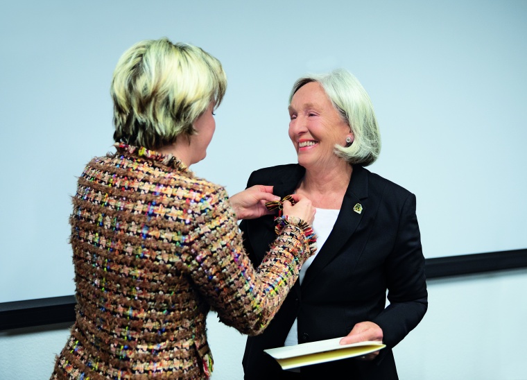 Bundesverdienskreuz für Renate Pilz. Wirtschaftsministerin Hoffmeister-Kraut:...