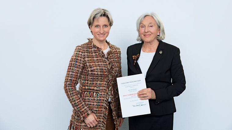 Bundesverdienskreuz für Renate Pilz. Wirtschaftsministerin Hoffmeister-Kraut:...