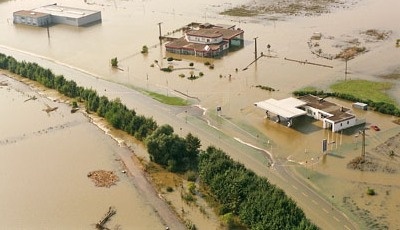 Hochwasser August 2002: Überflutete Tankstelle bei Bitterfeld