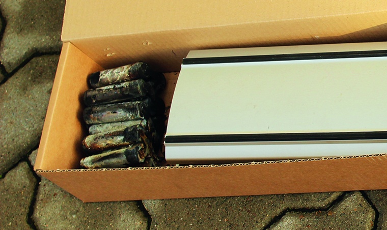 In Versuchsanordnungen werden die Brandrisiken von Lithium-Batterien untersucht.
