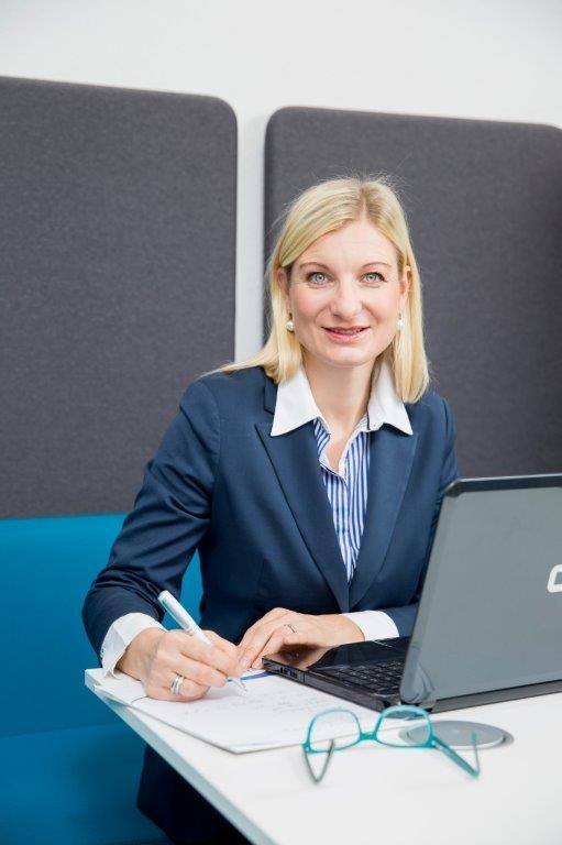 Caroline Eder präsentiert die BVSW Online-Akademie
