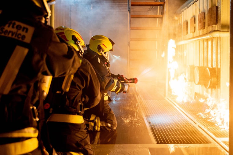 Training in einem maritimen Großbrand-Simulator